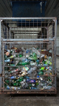 Вторичное использование всех видов отходов: бумага, картон, пластик, стекло, бутылка